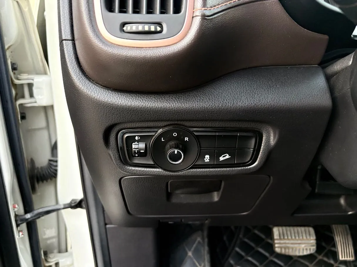 Car image 28