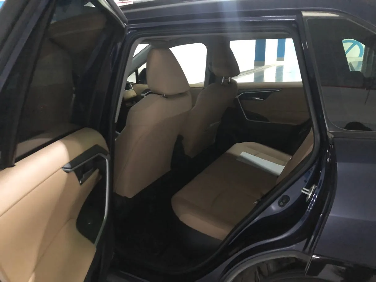 Car image 14