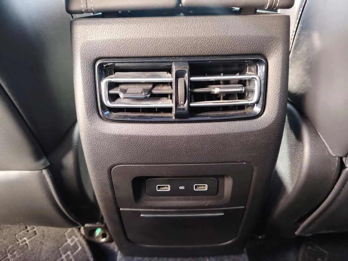 Car image 28