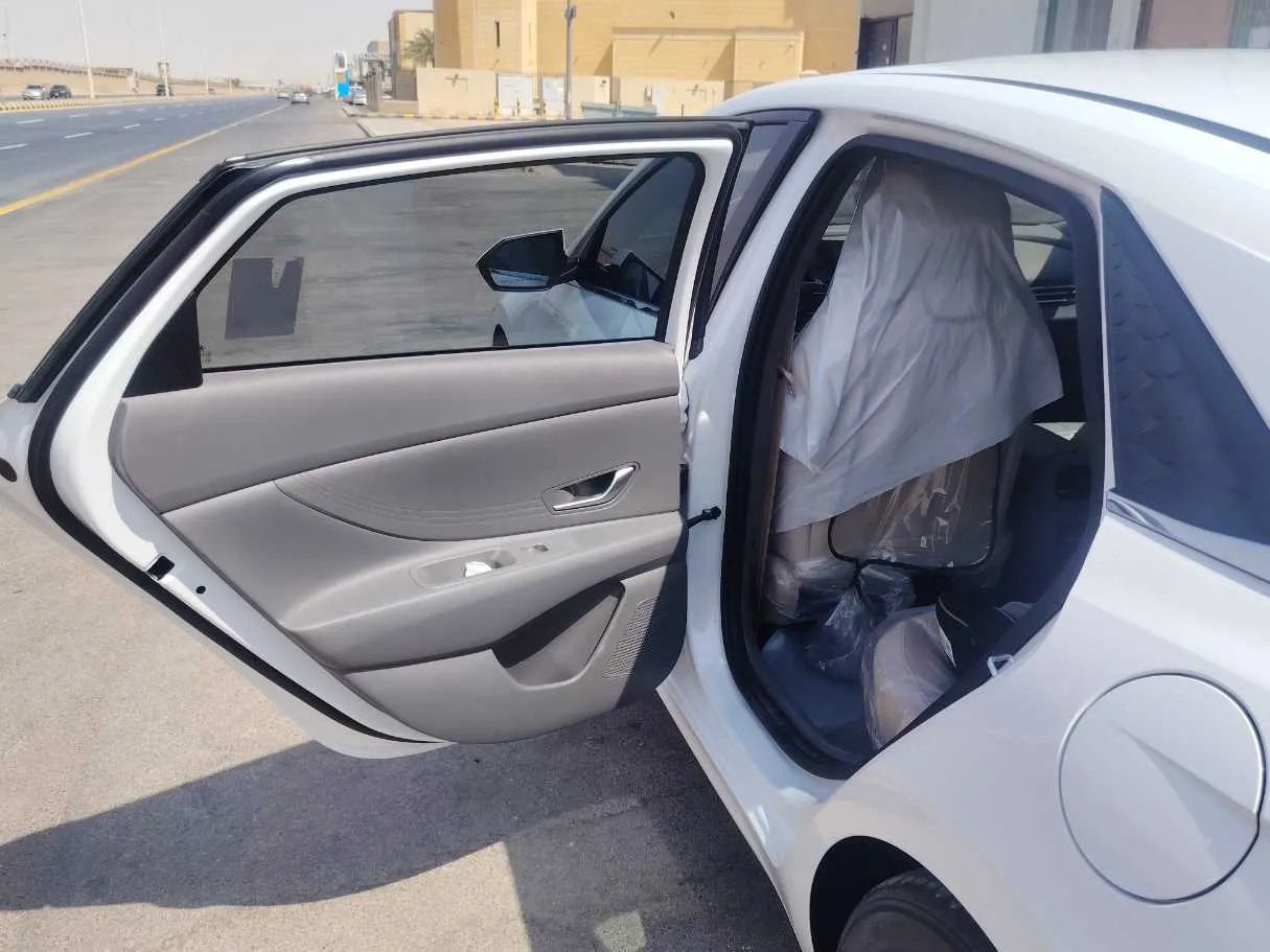 Car image 13