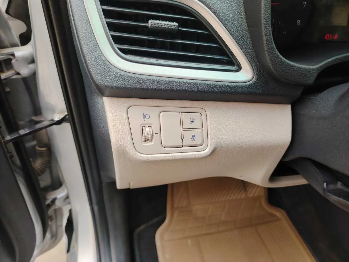 Car image 36