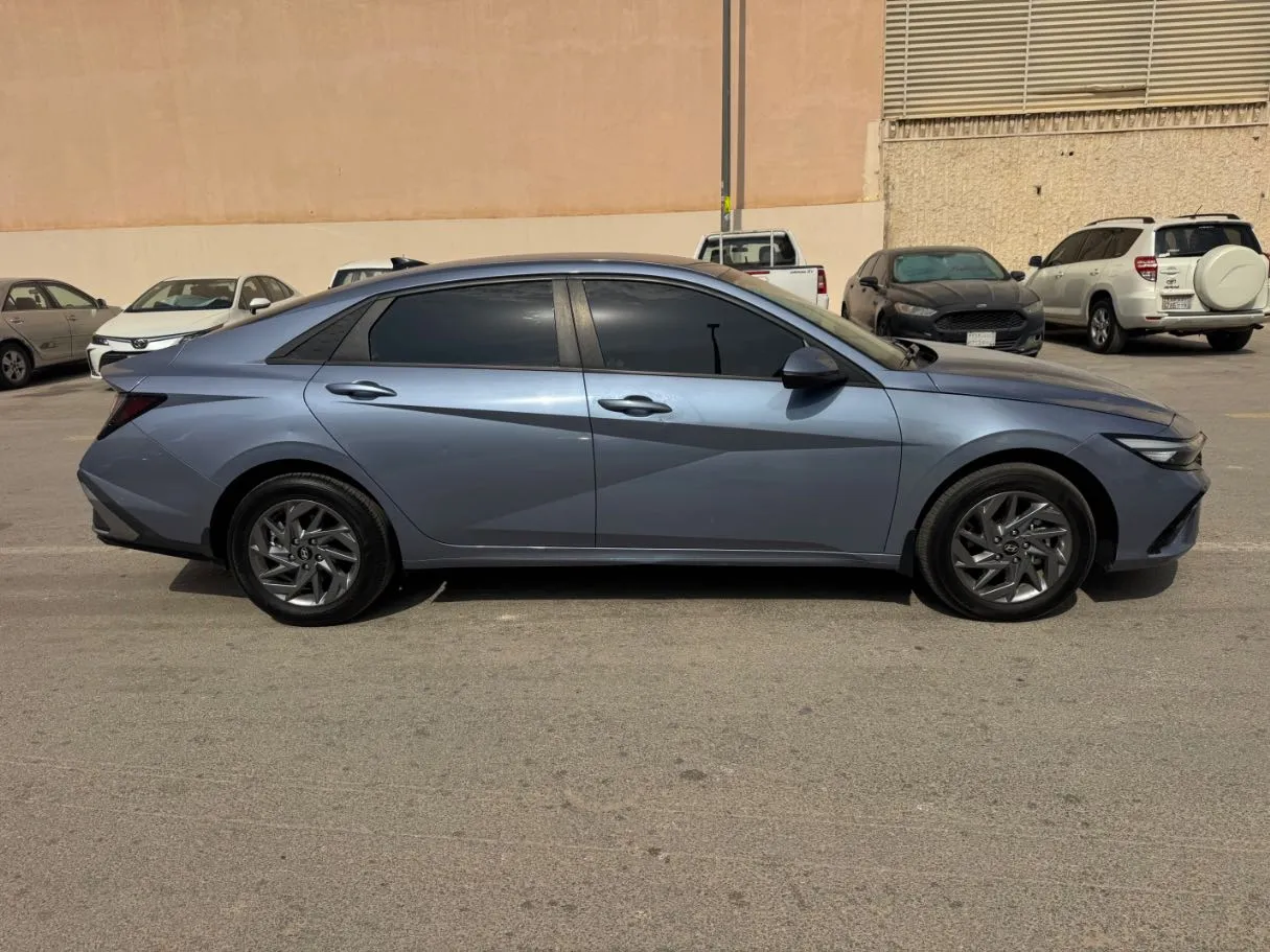 Car image 4