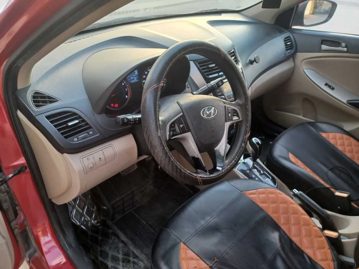 Car image 12