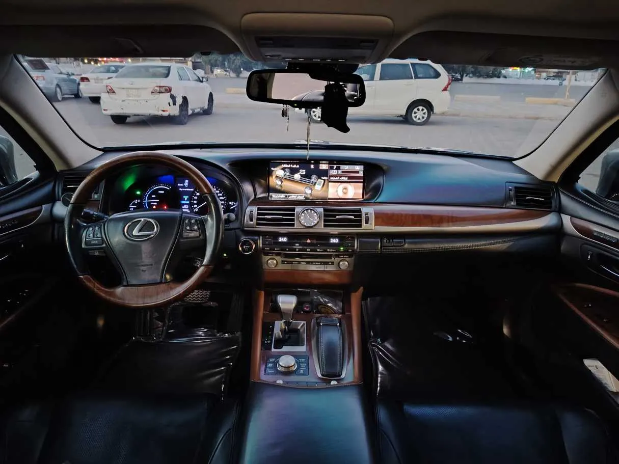 Car image 18