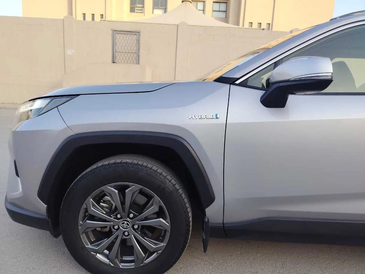 Car image 9