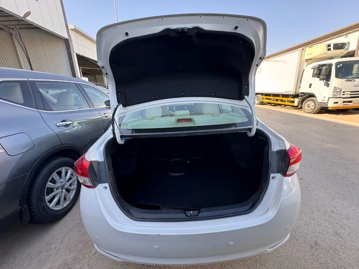 Car image 17