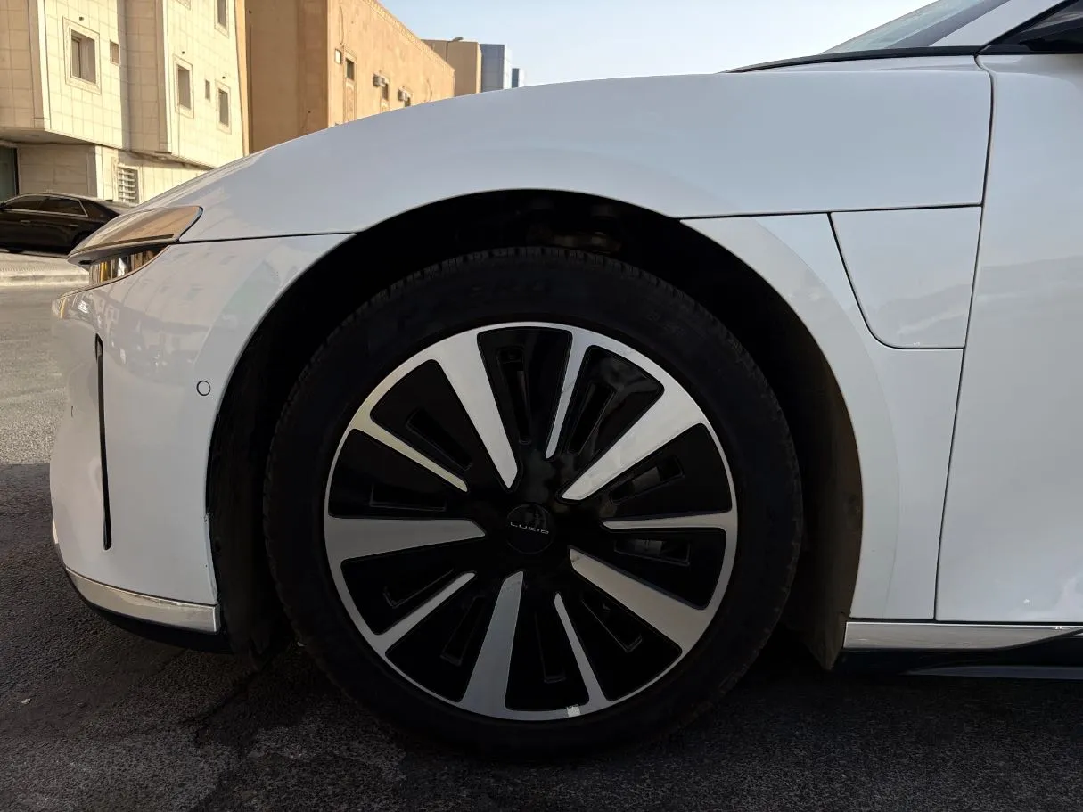 Car image 9