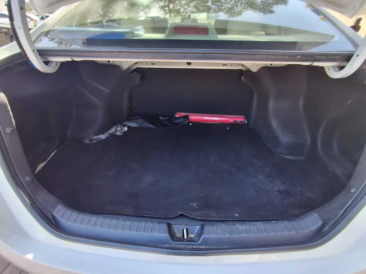 Car image 19