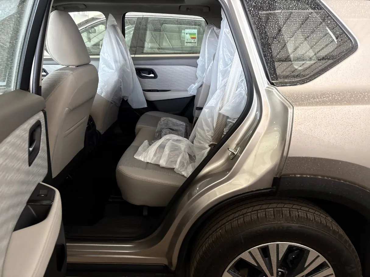 Car image 13