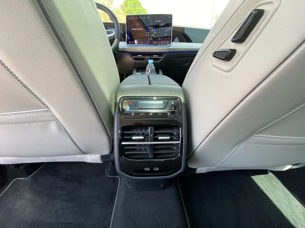 Car image 26