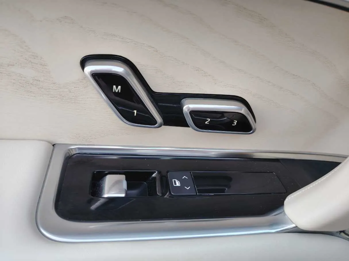 Car image 37