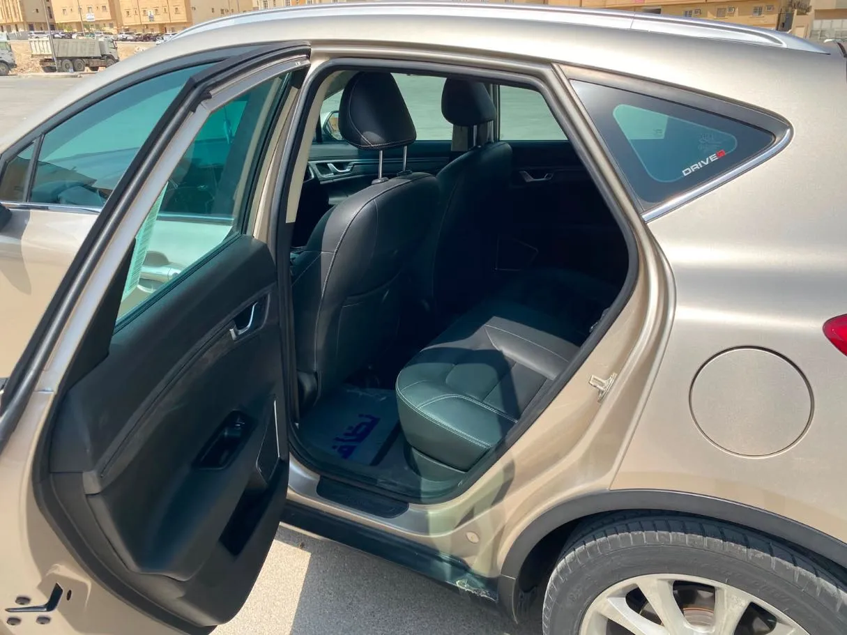 Car image 14