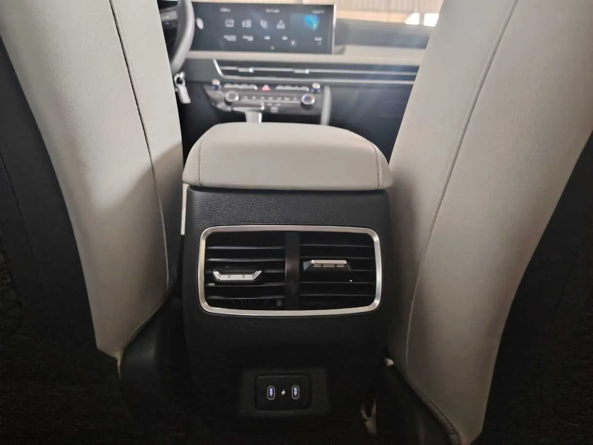 Car image 26