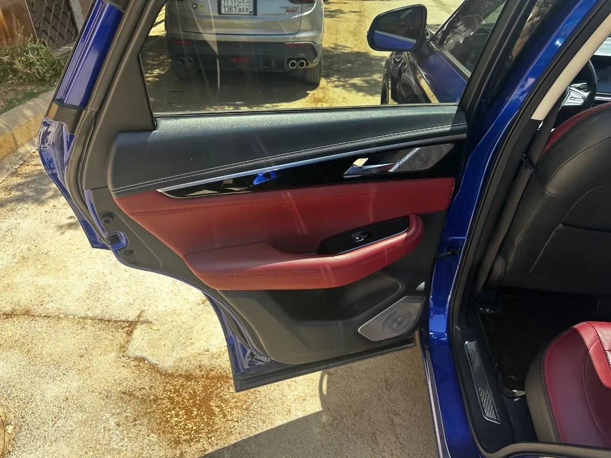 Car image 15