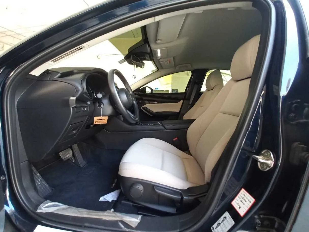 Car image 12