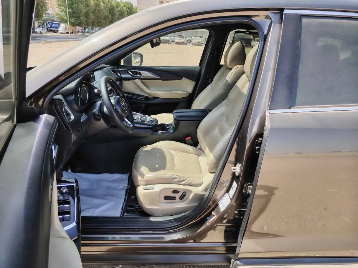 Car image 12