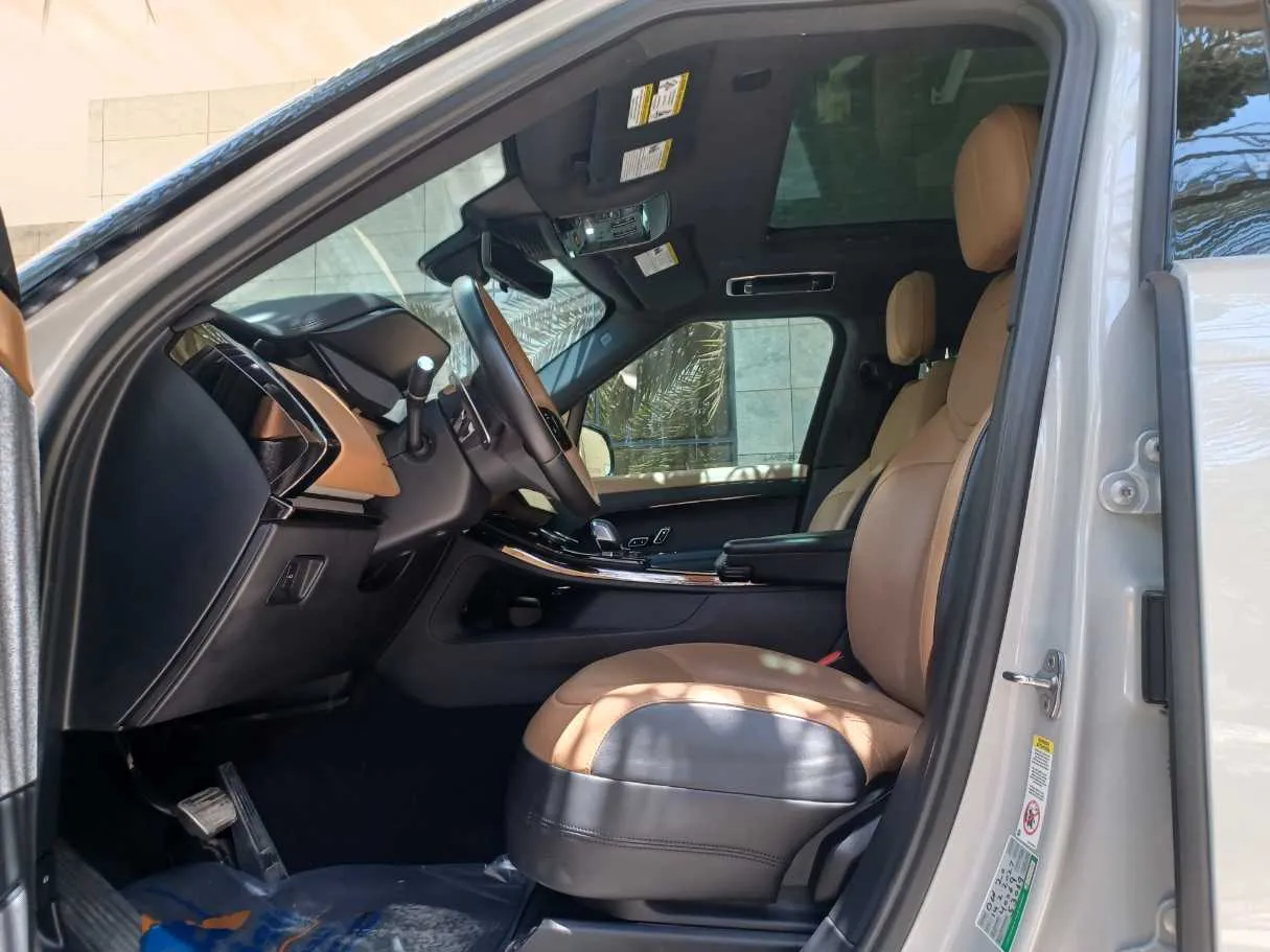 Car image 12