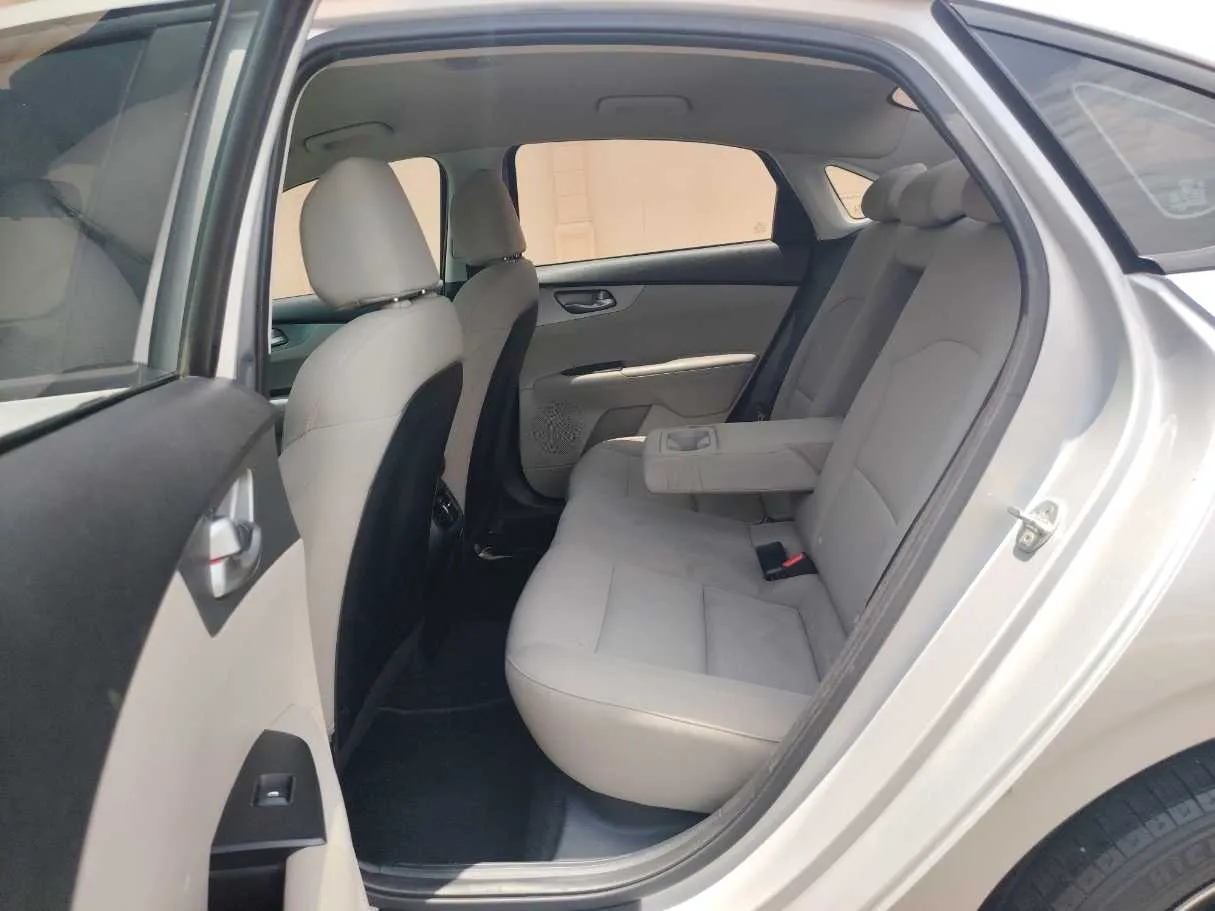 Car image 14