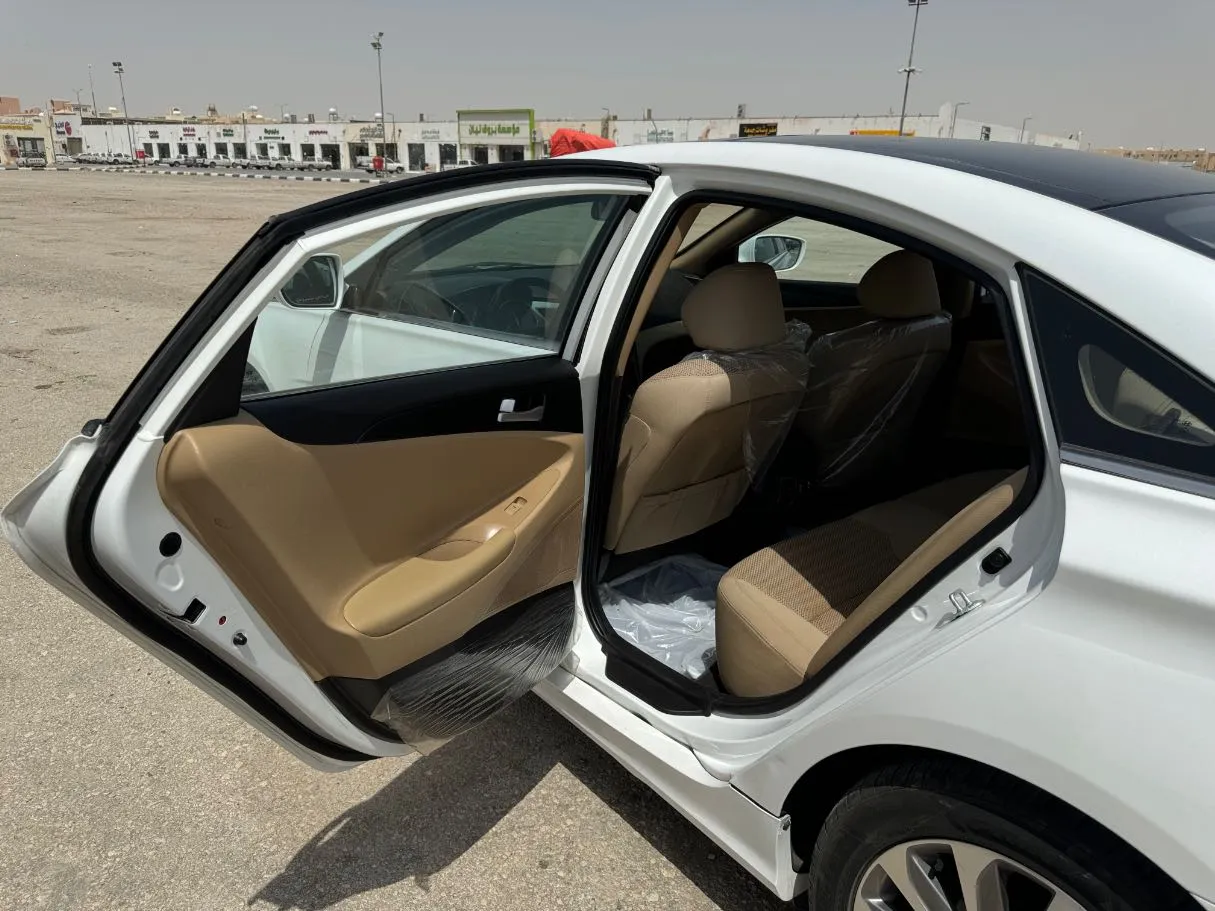 Car image 13