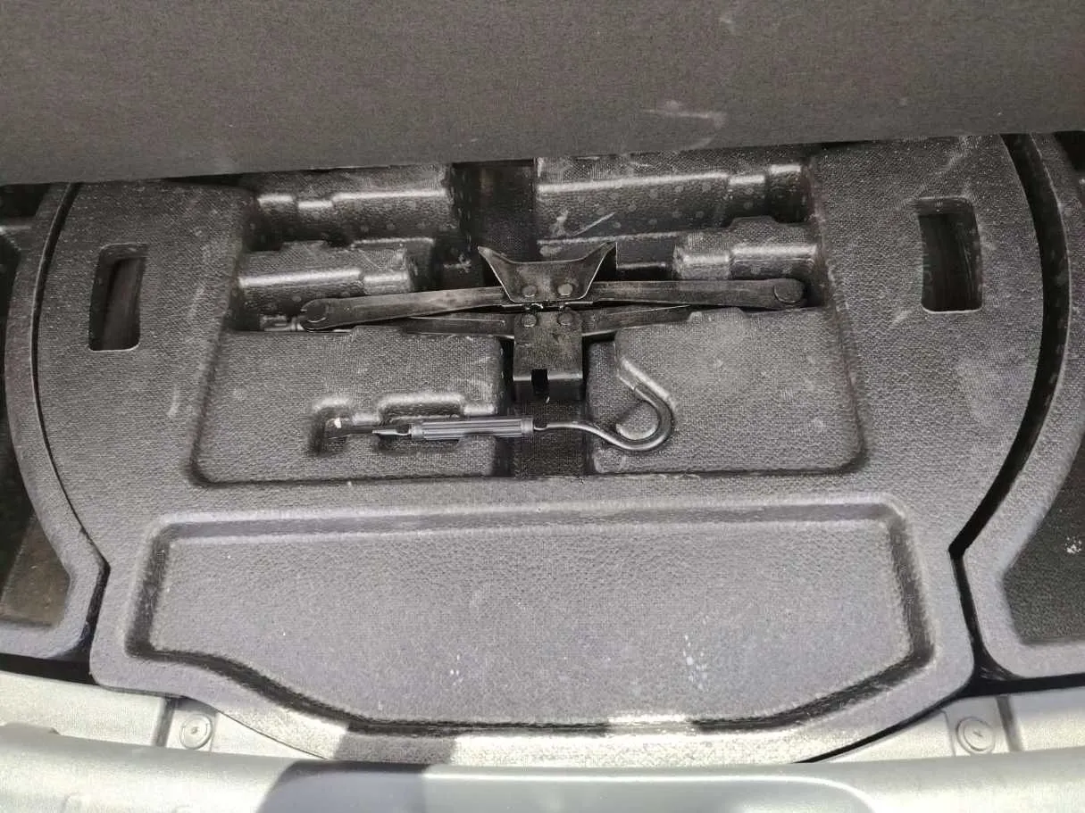Car image 32