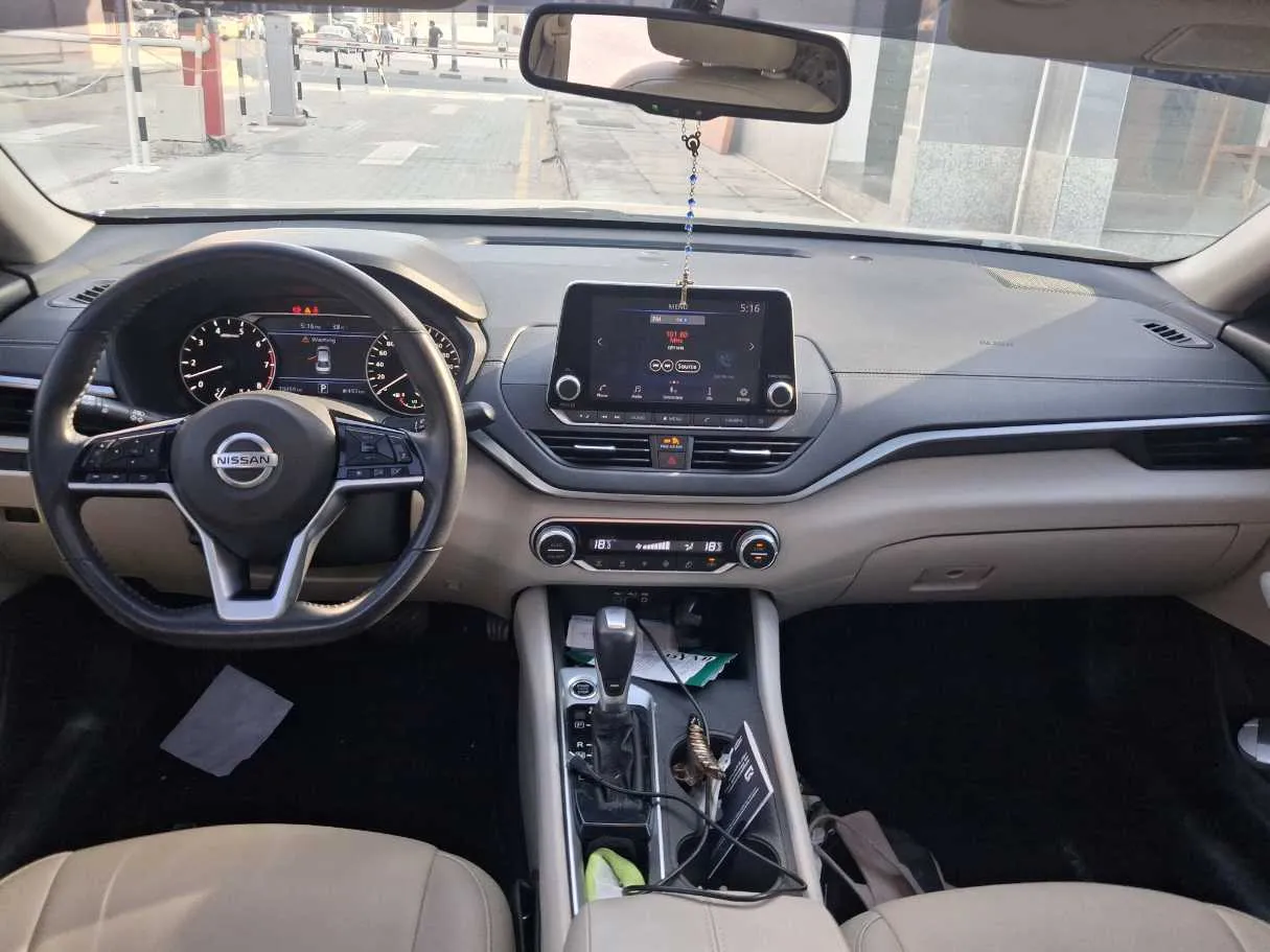 Car image 14