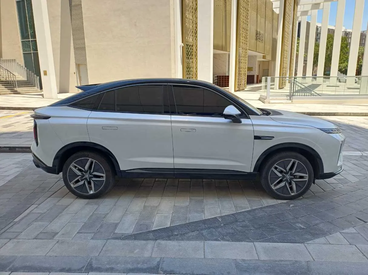 Car image 4