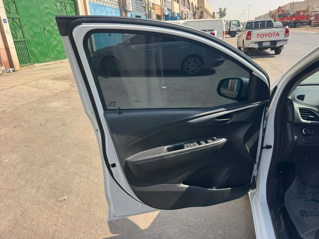 Car image 9