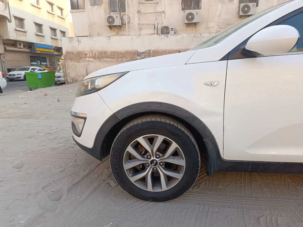 Car image 9