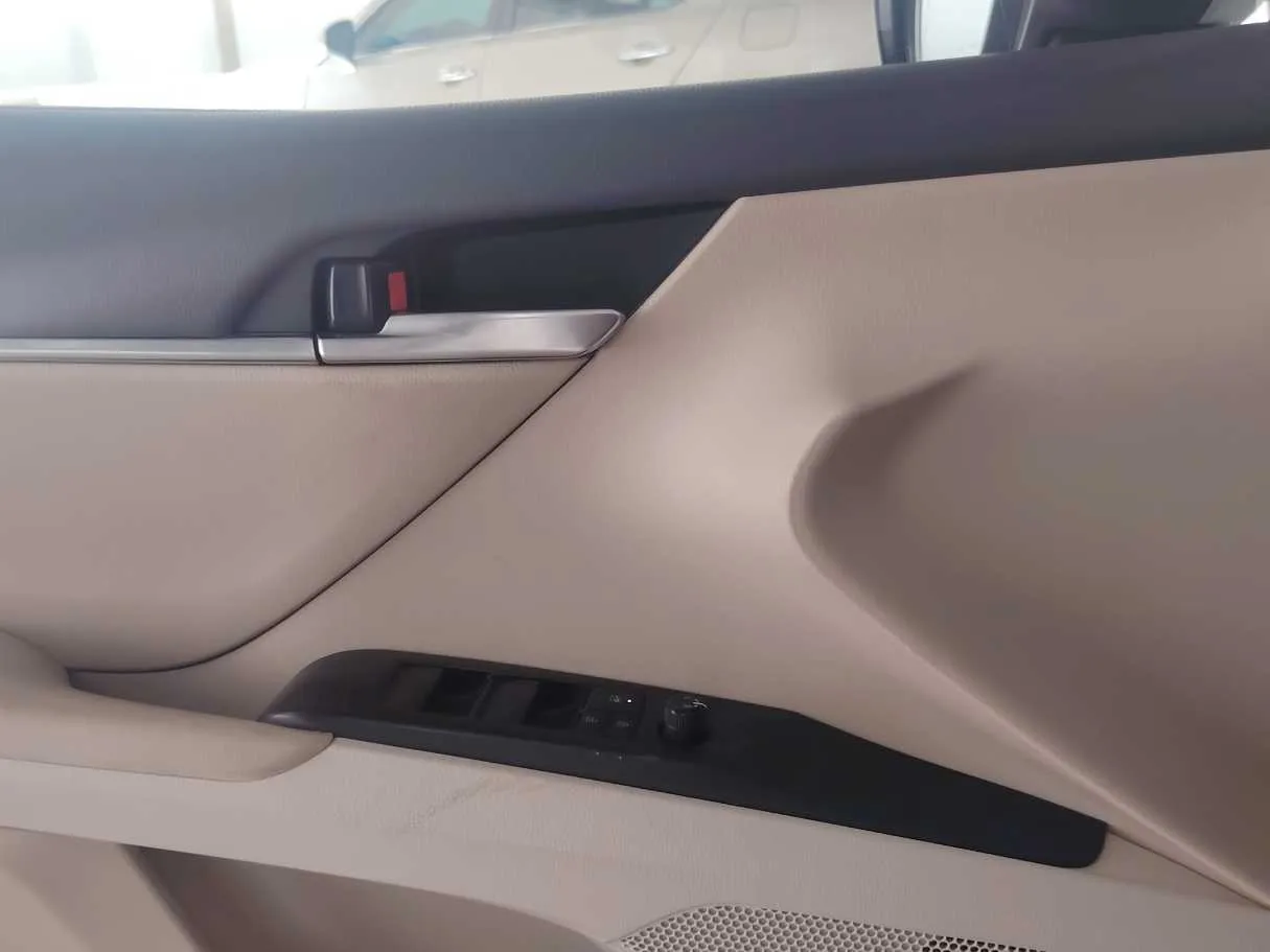 Car image 26