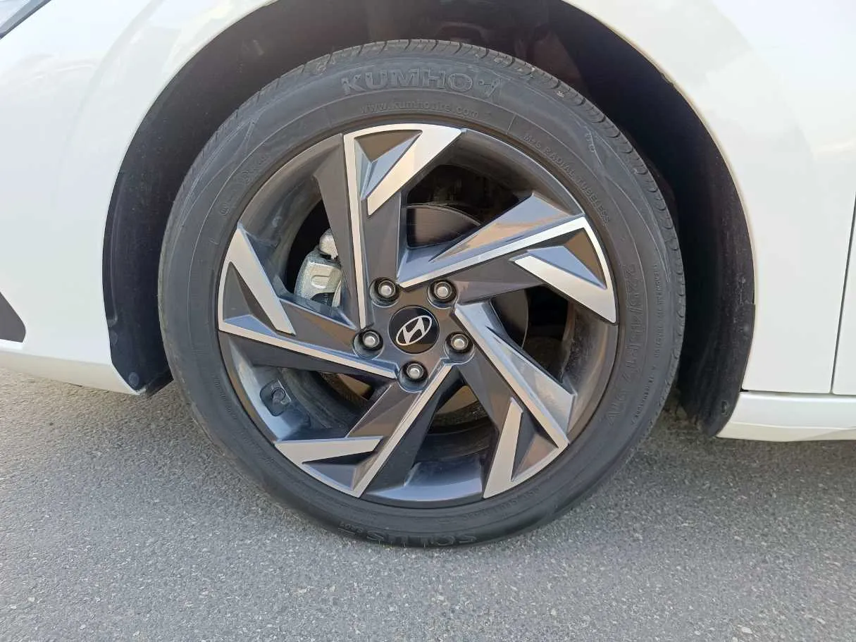 Car image 10
