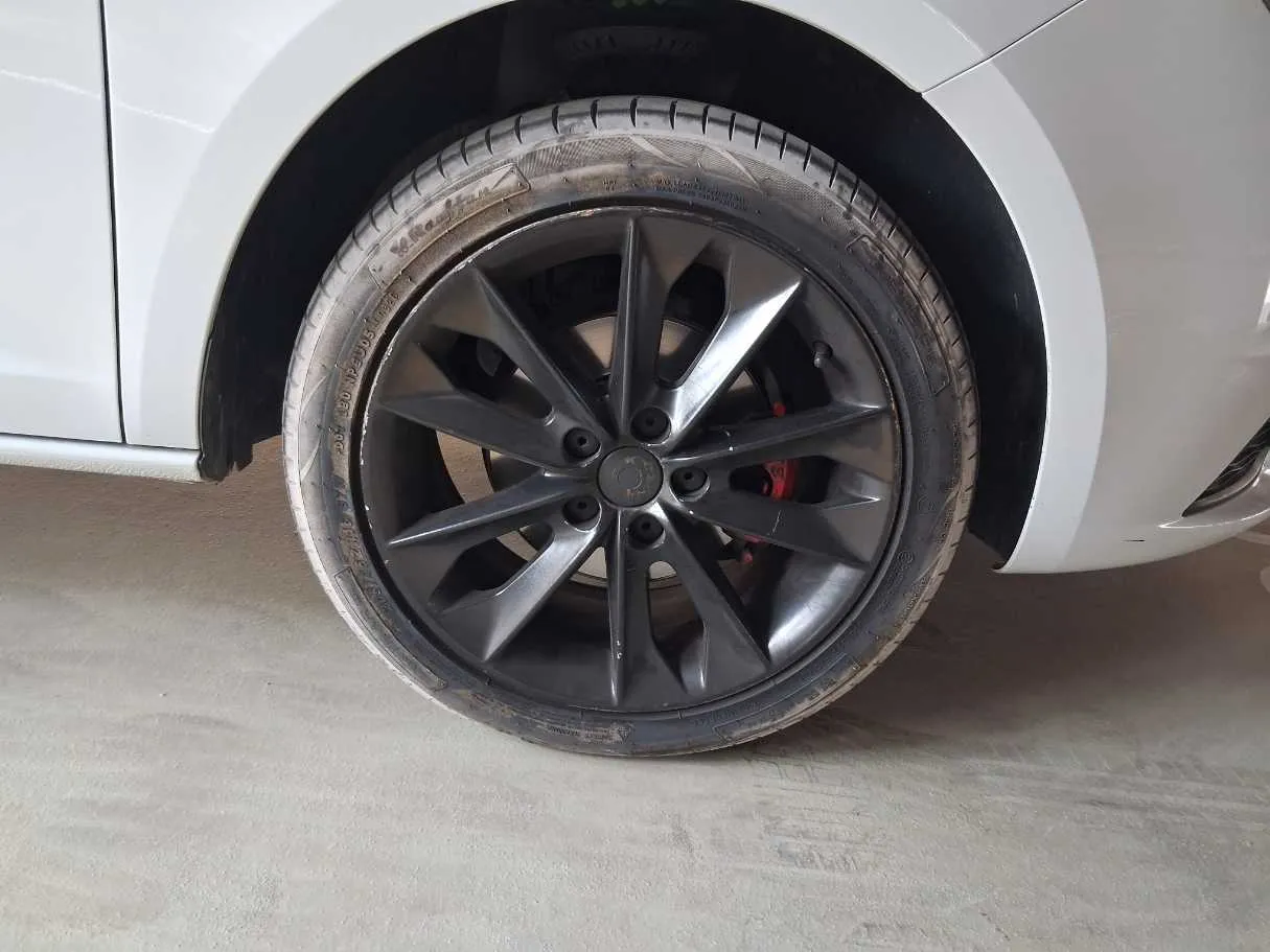 Car image 9