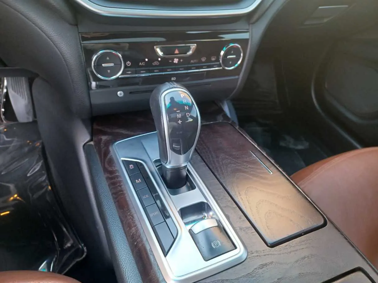 Car image 18