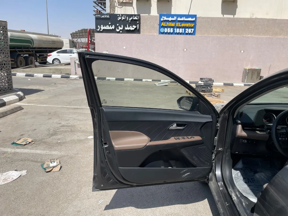 Car image 10