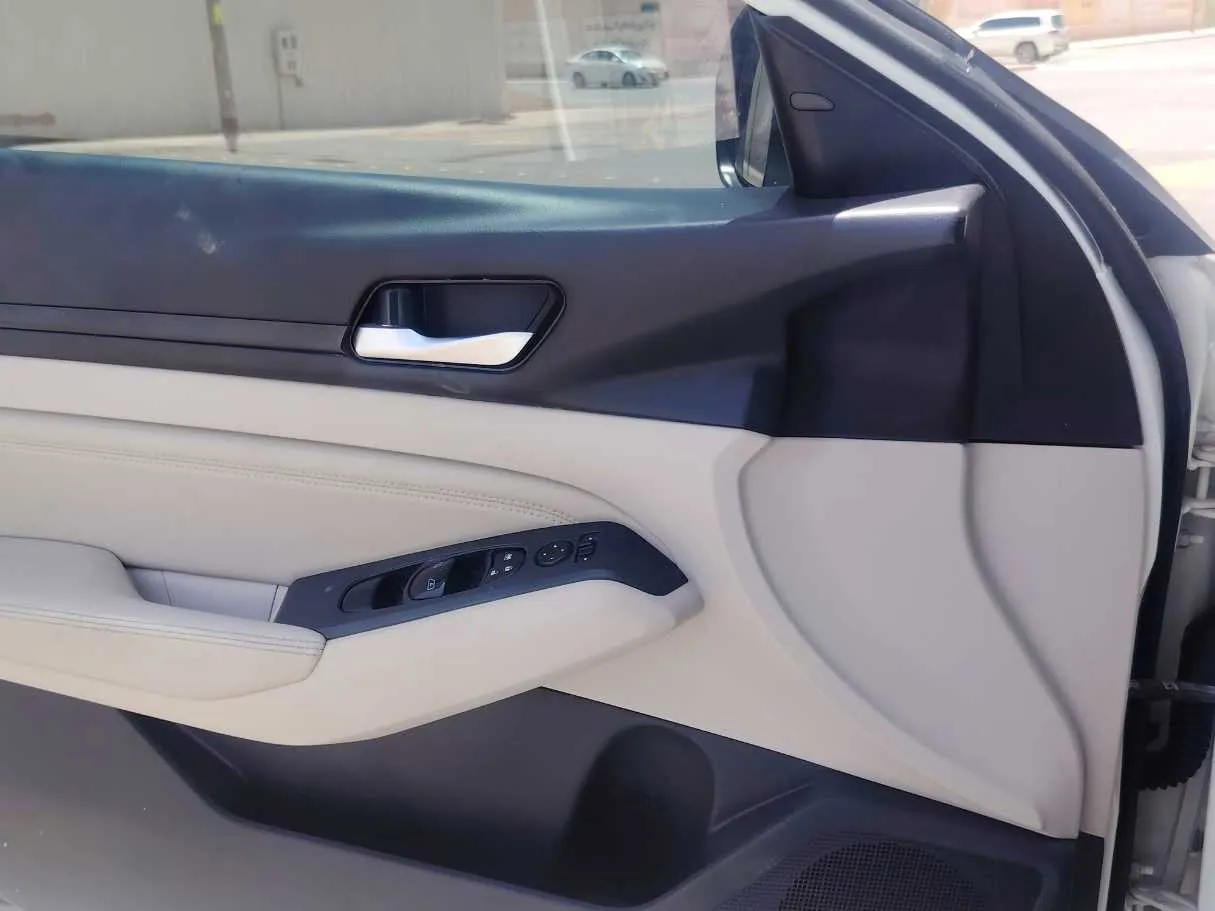 Car image 24