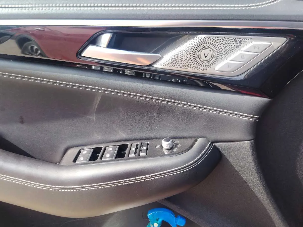 Car image 30