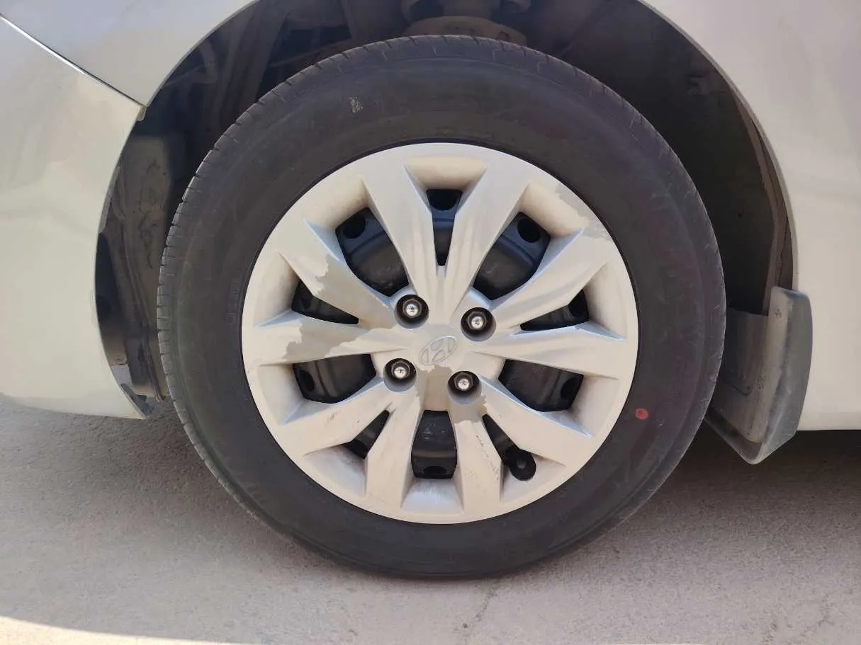 Car image 10