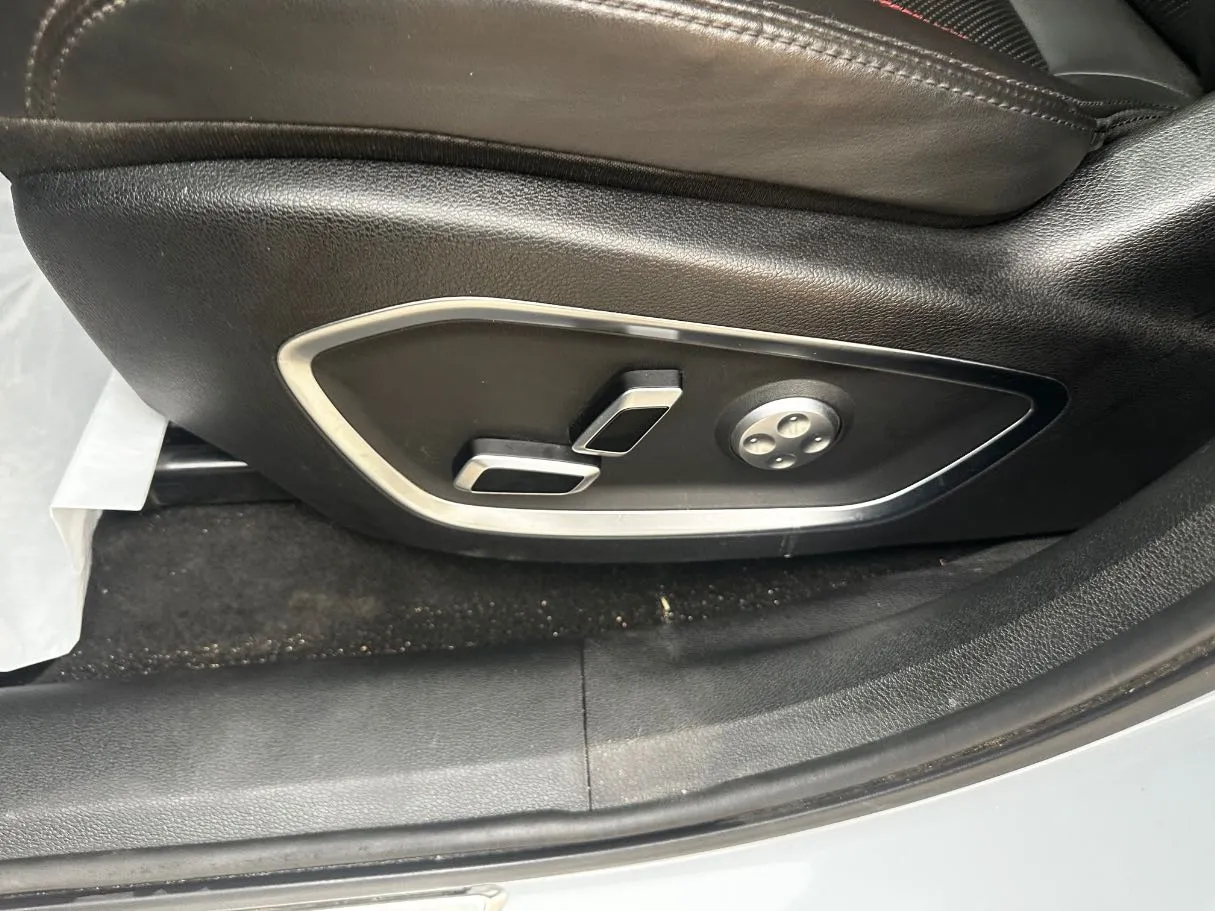 Car image 26
