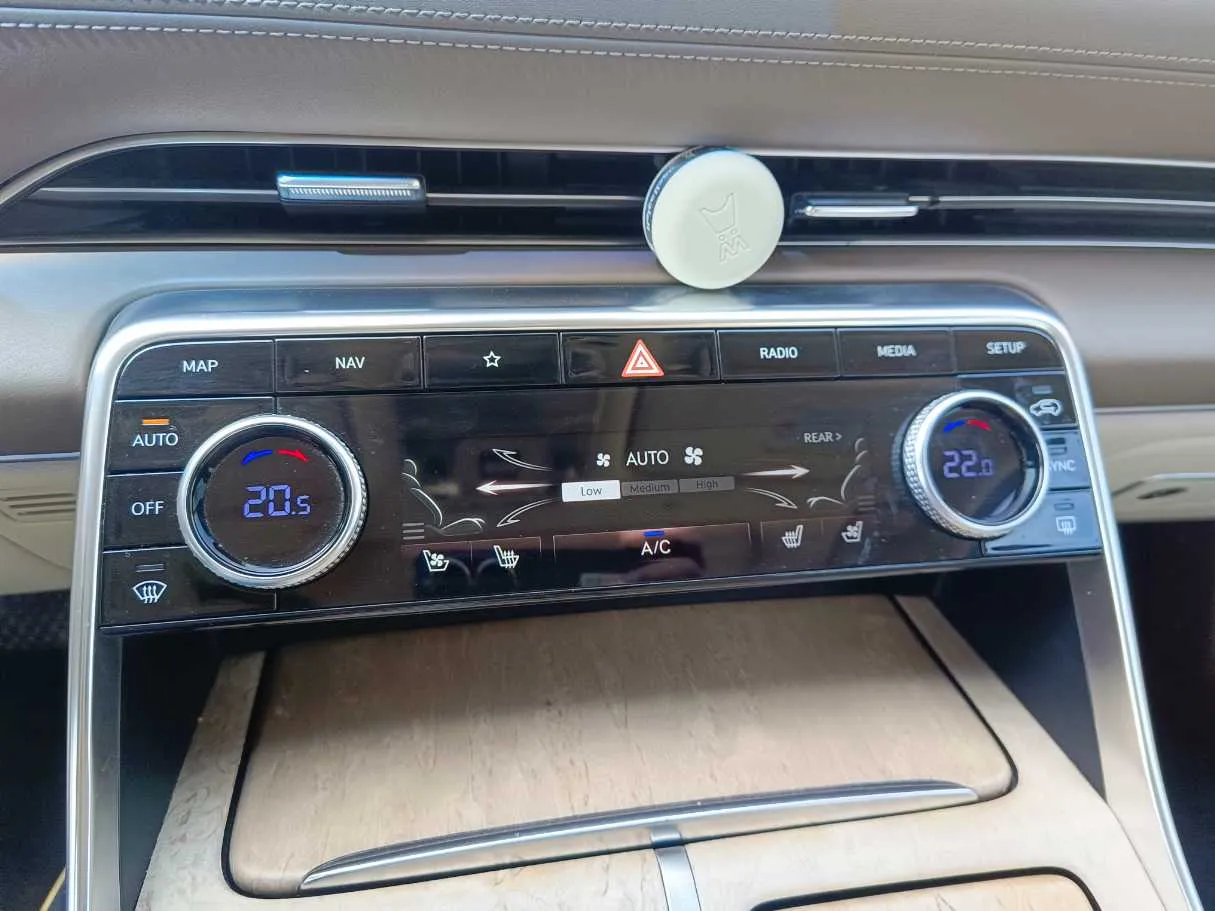 Car image 24