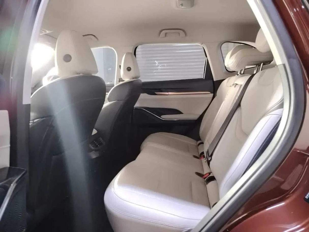 Car image 19