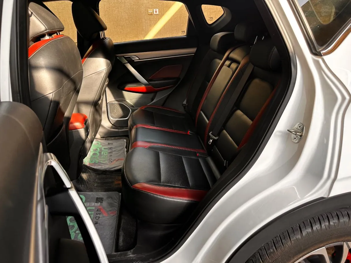 Car image 14