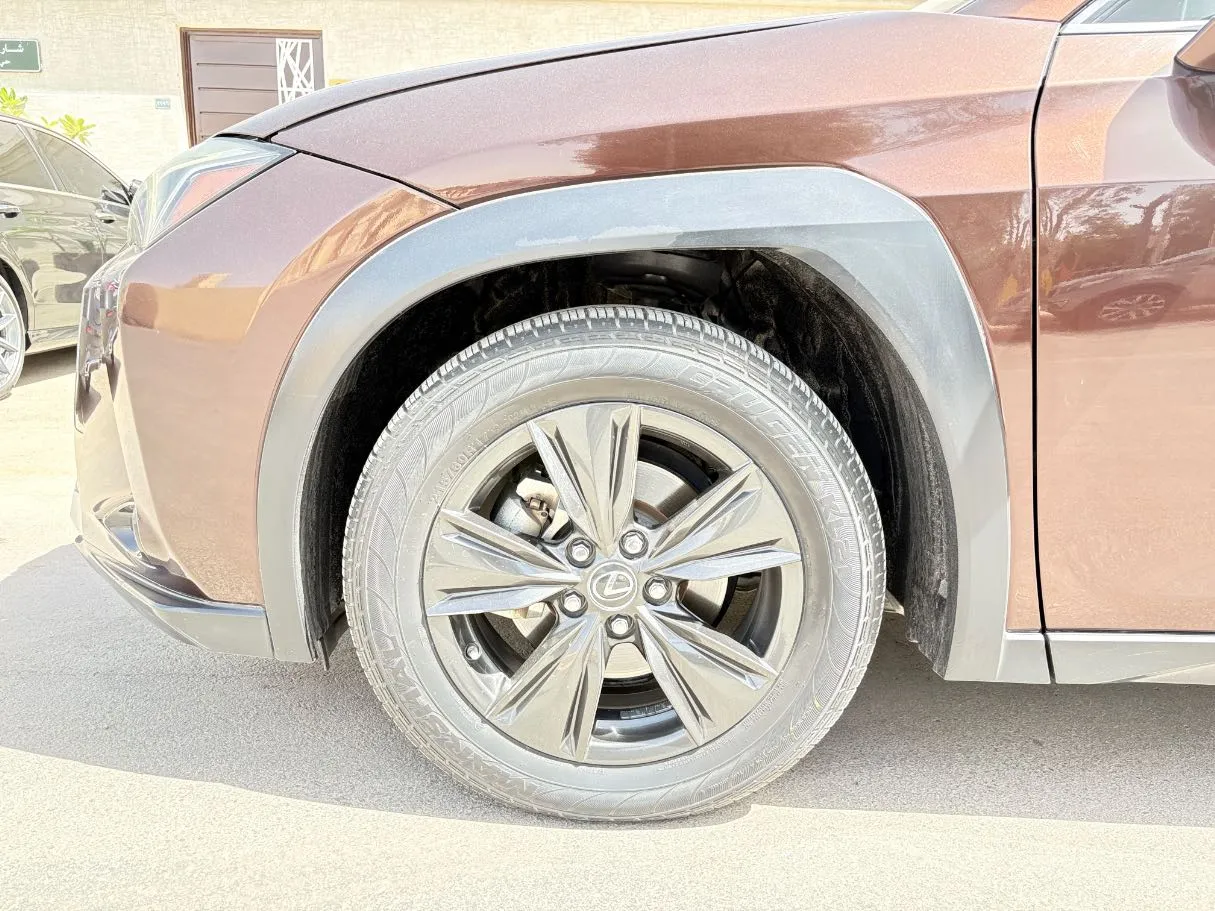 Car image 9