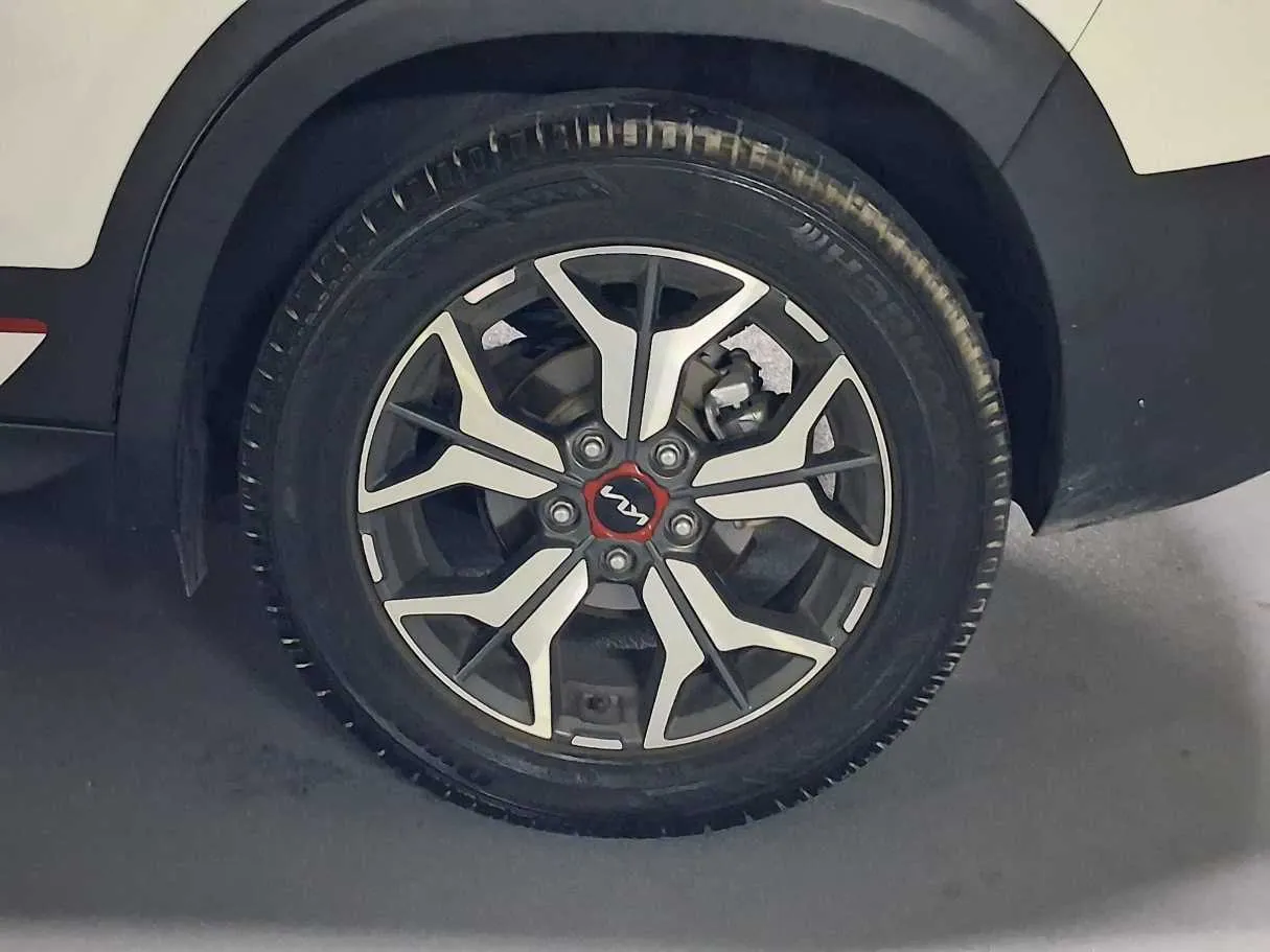 Car image 9