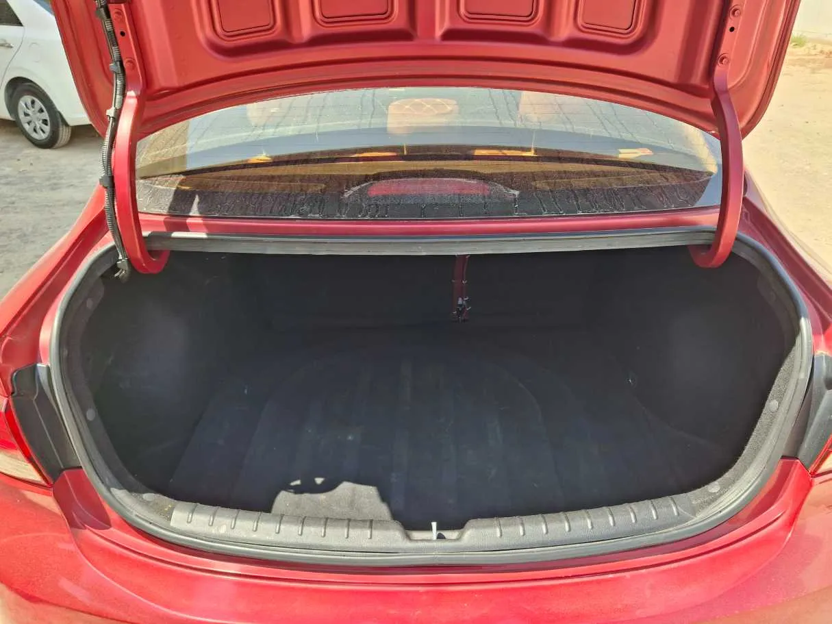 Car image 19