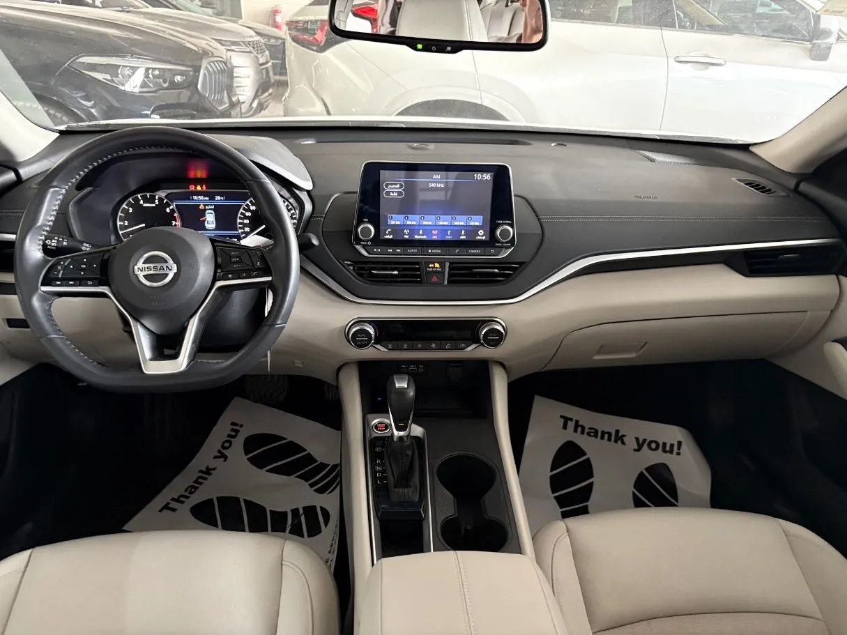 Car image 18