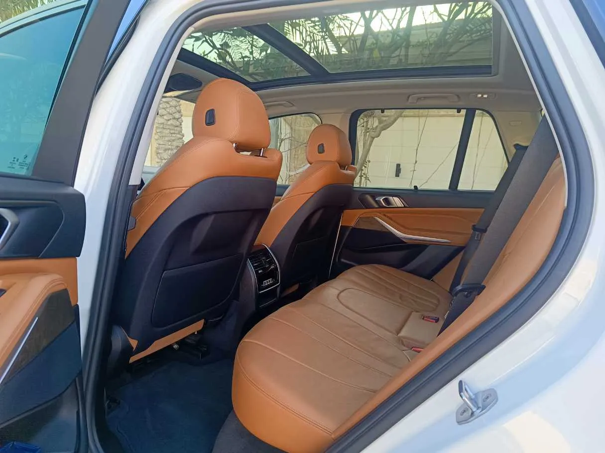 Car image 18