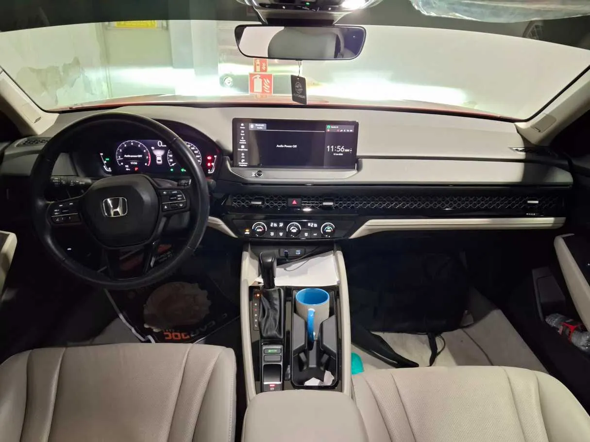 Car image 14