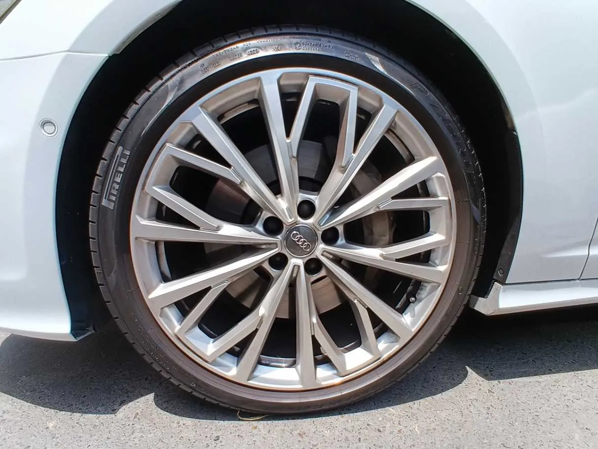 Car image 9
