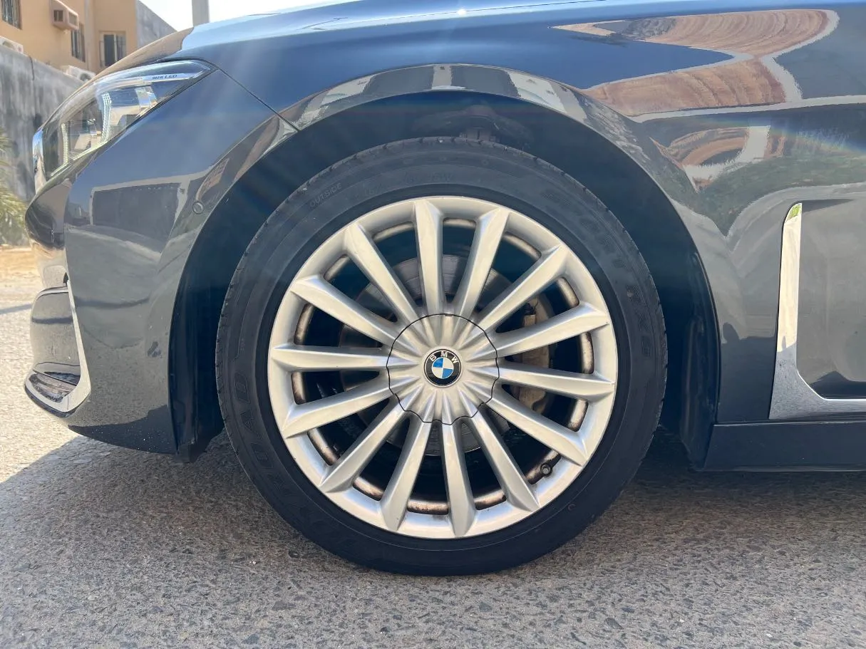 Car image 9