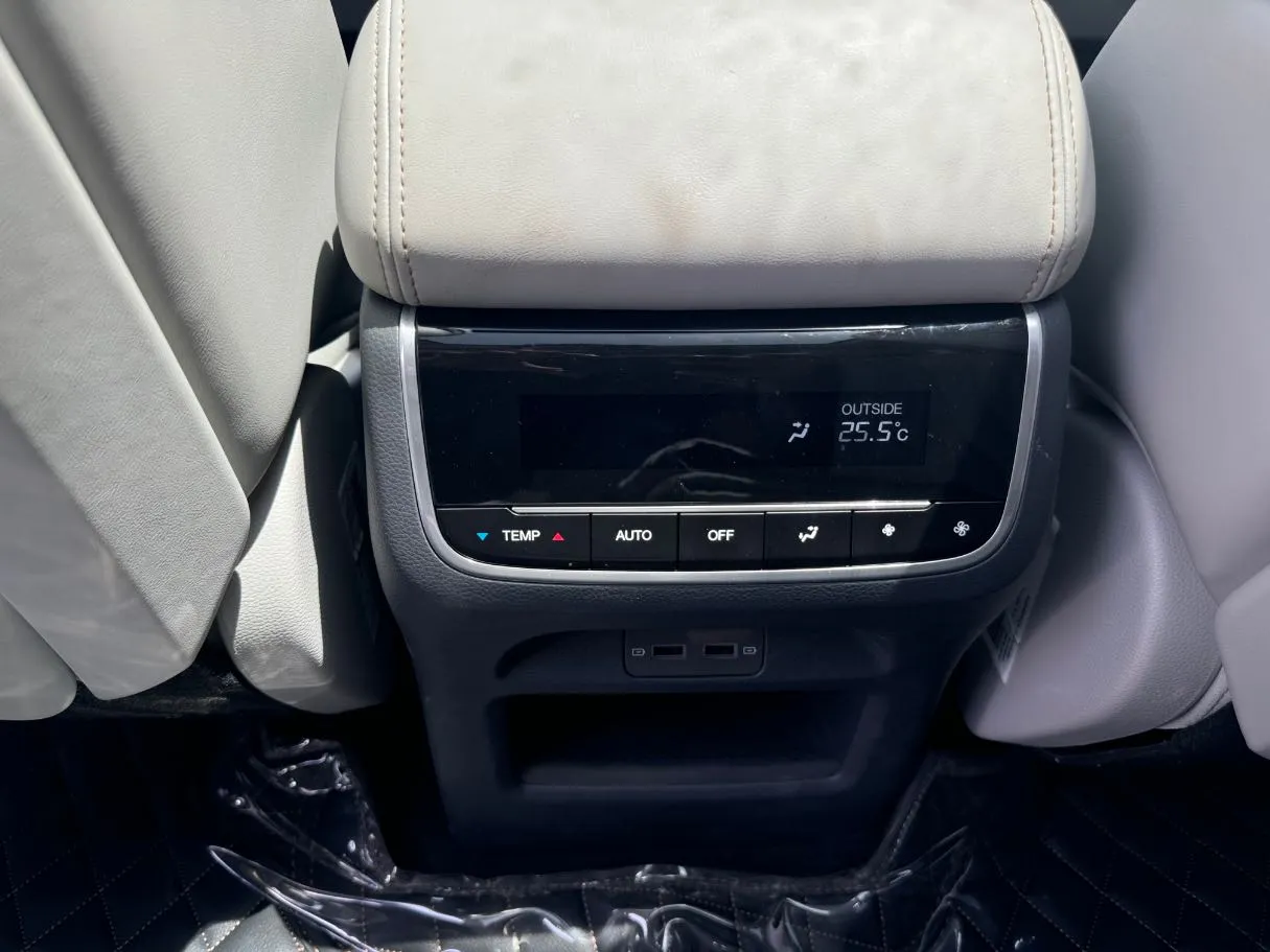 Car image 26