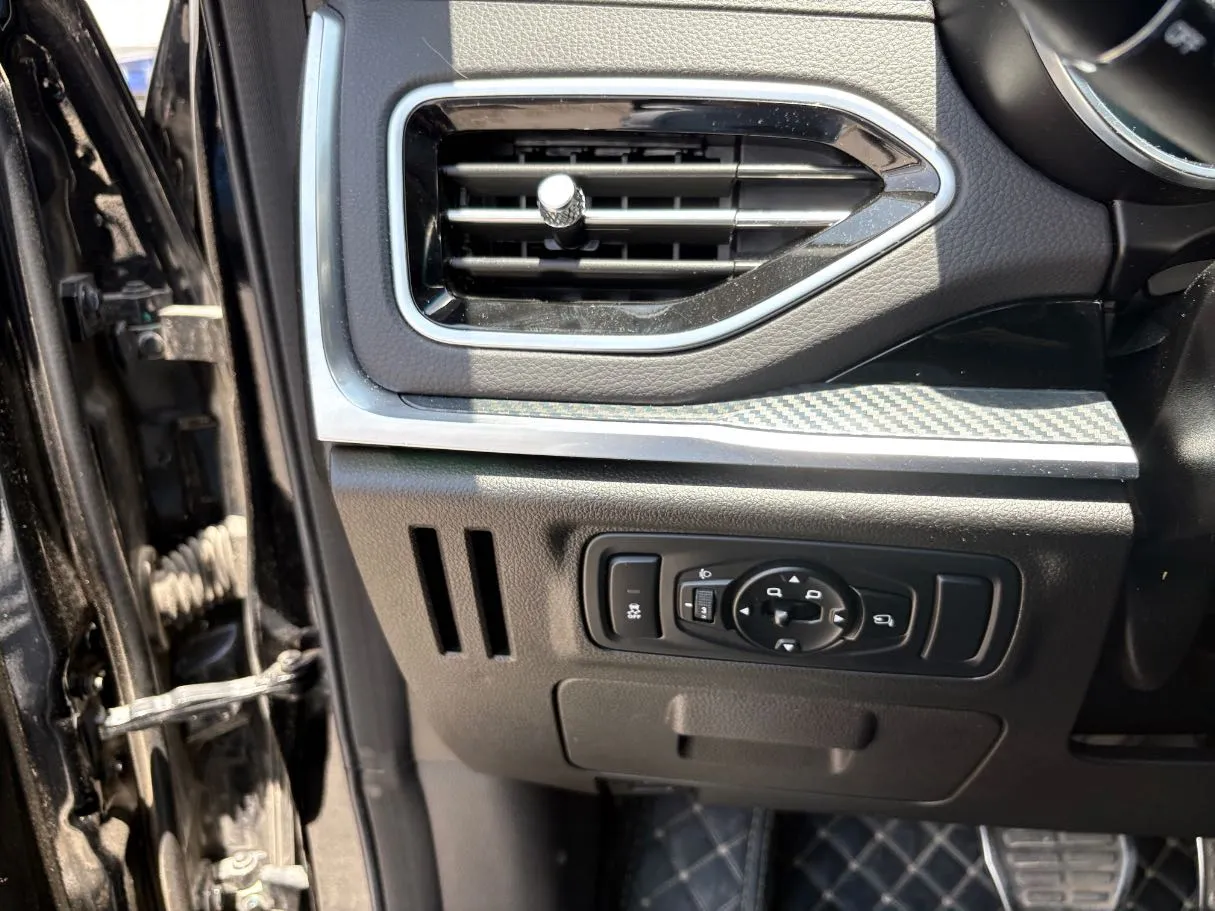 Car image 25